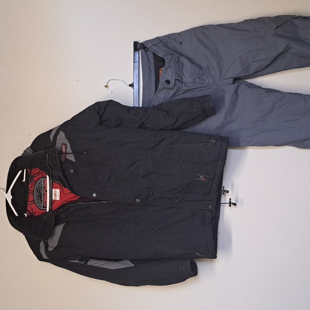 Spider unisex ski kids sz 14 coat and ski pants sz 12 inseam is 23 waist is 26 i